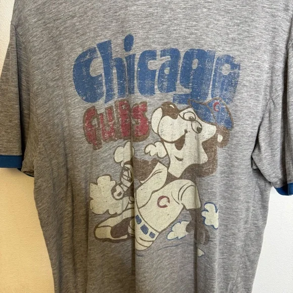 Red Jacket Gray Blue Chicago Cubs Baseball Graphic Burnout Short Sleeve Shirt M - Picture 3 of 9